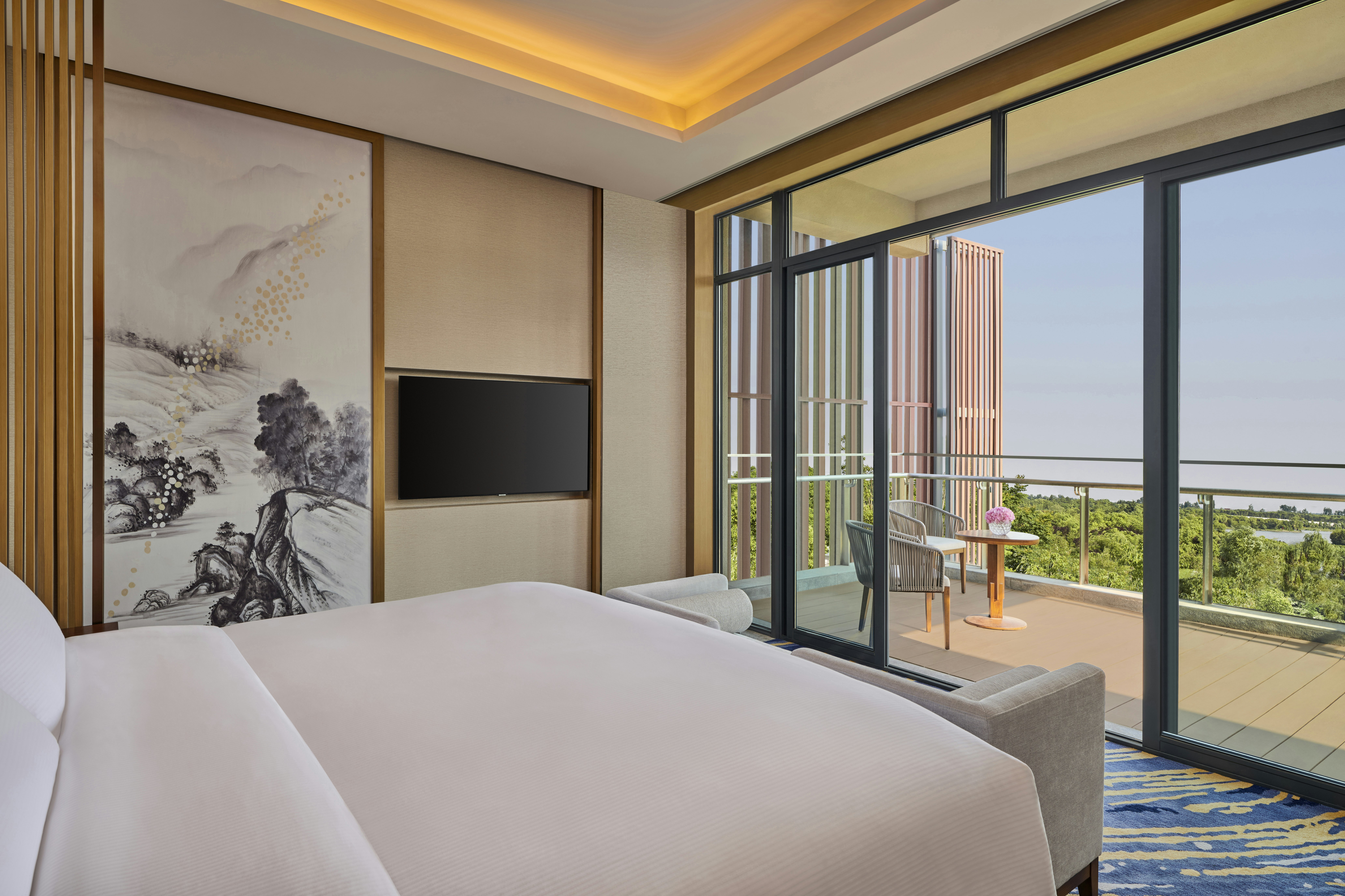 EXECUTIVE, SUITE, KING BED
