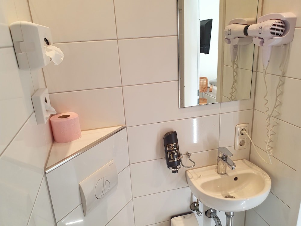 B & L Hostel 40/50