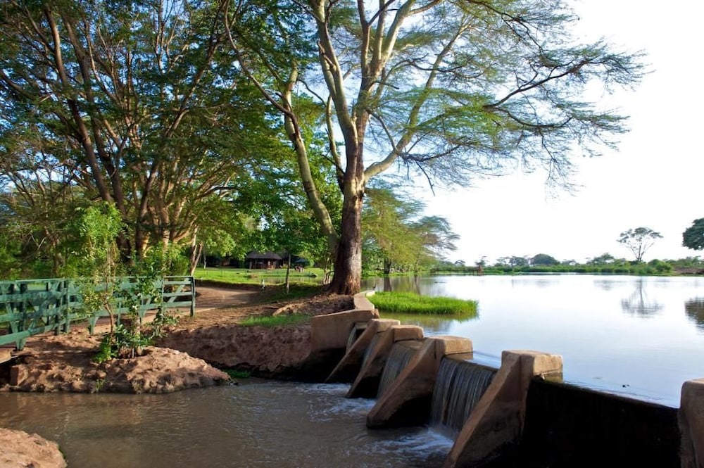 Voyager Ziwani Tented Camp 40/43