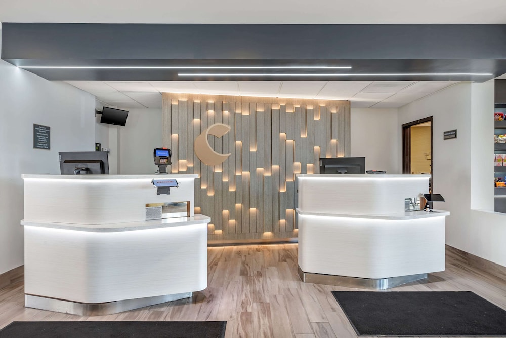Comfort Inn and Suites Arlington Heights Wilke Rd 5/69
