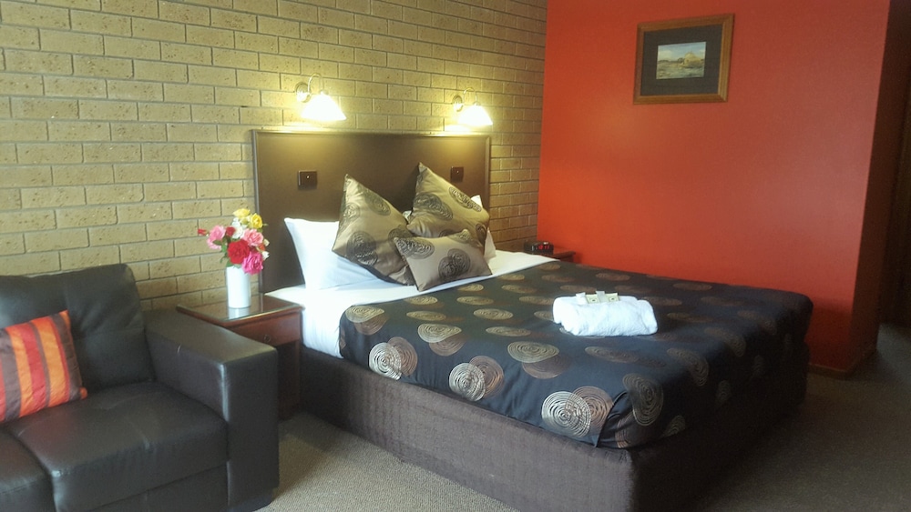HEPBURN SPRINGS MOTOR INN 11/50
