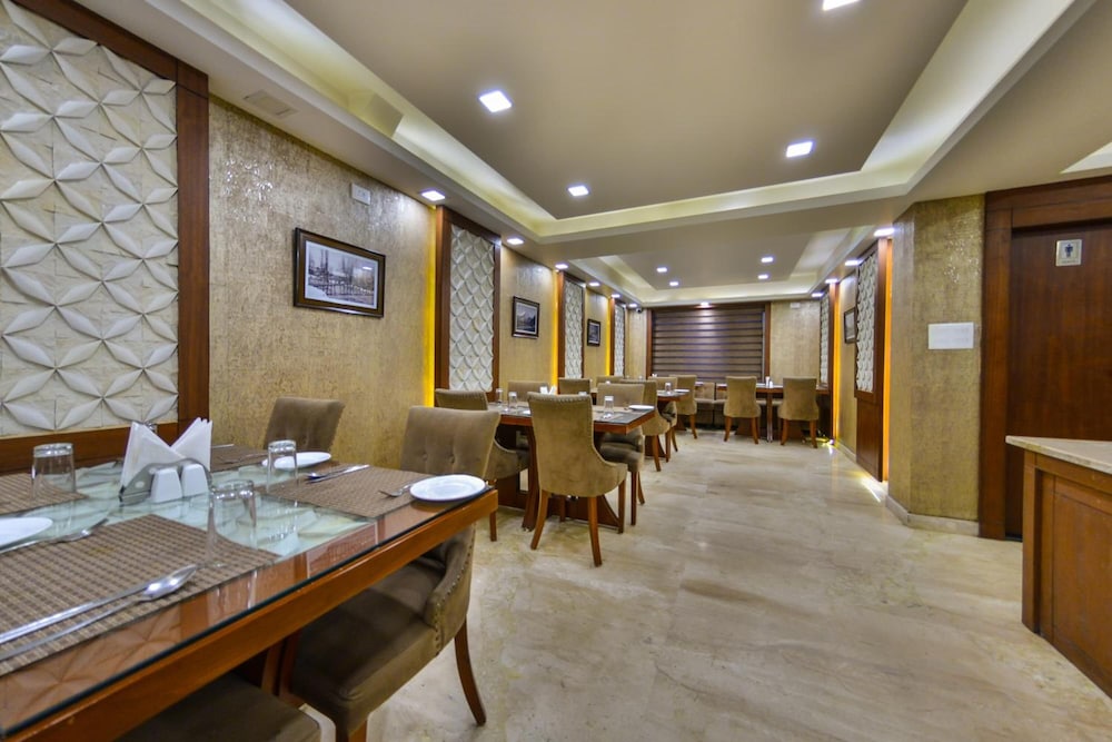 Clarks Inn Srinagar (Ex Hotel Spring Hills) 41/50