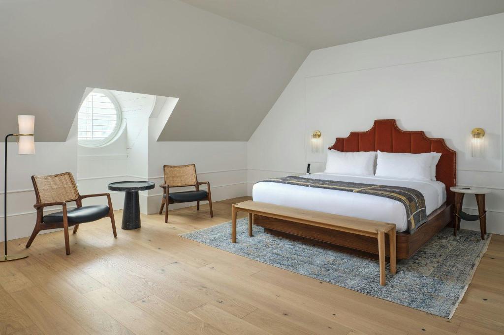 Junior Suite, King Bed, Downtown View