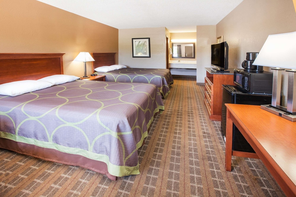 Super 8 By Wyndham Clinton 6/15
