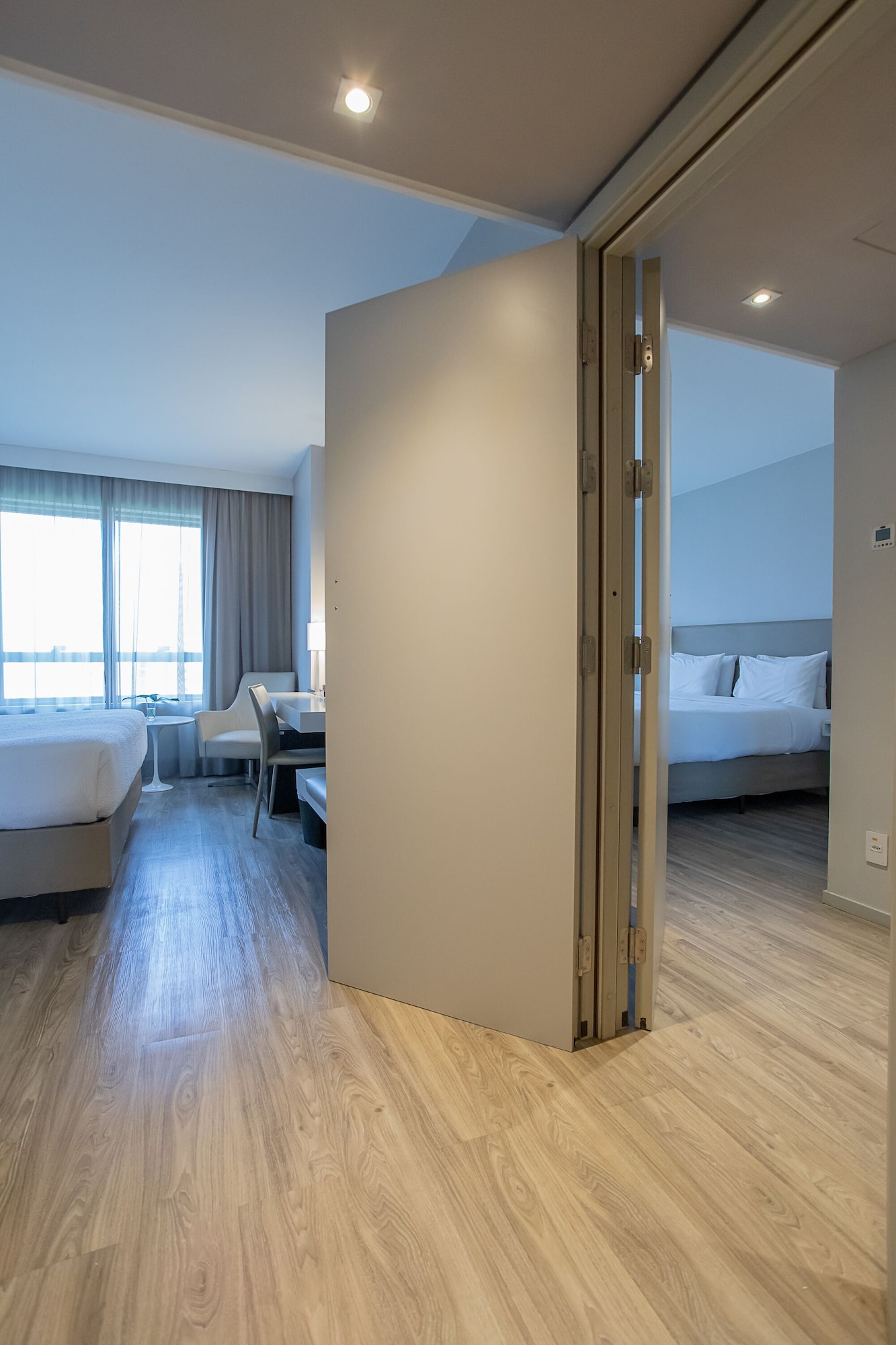 Connecting, Superior, Queen Bed