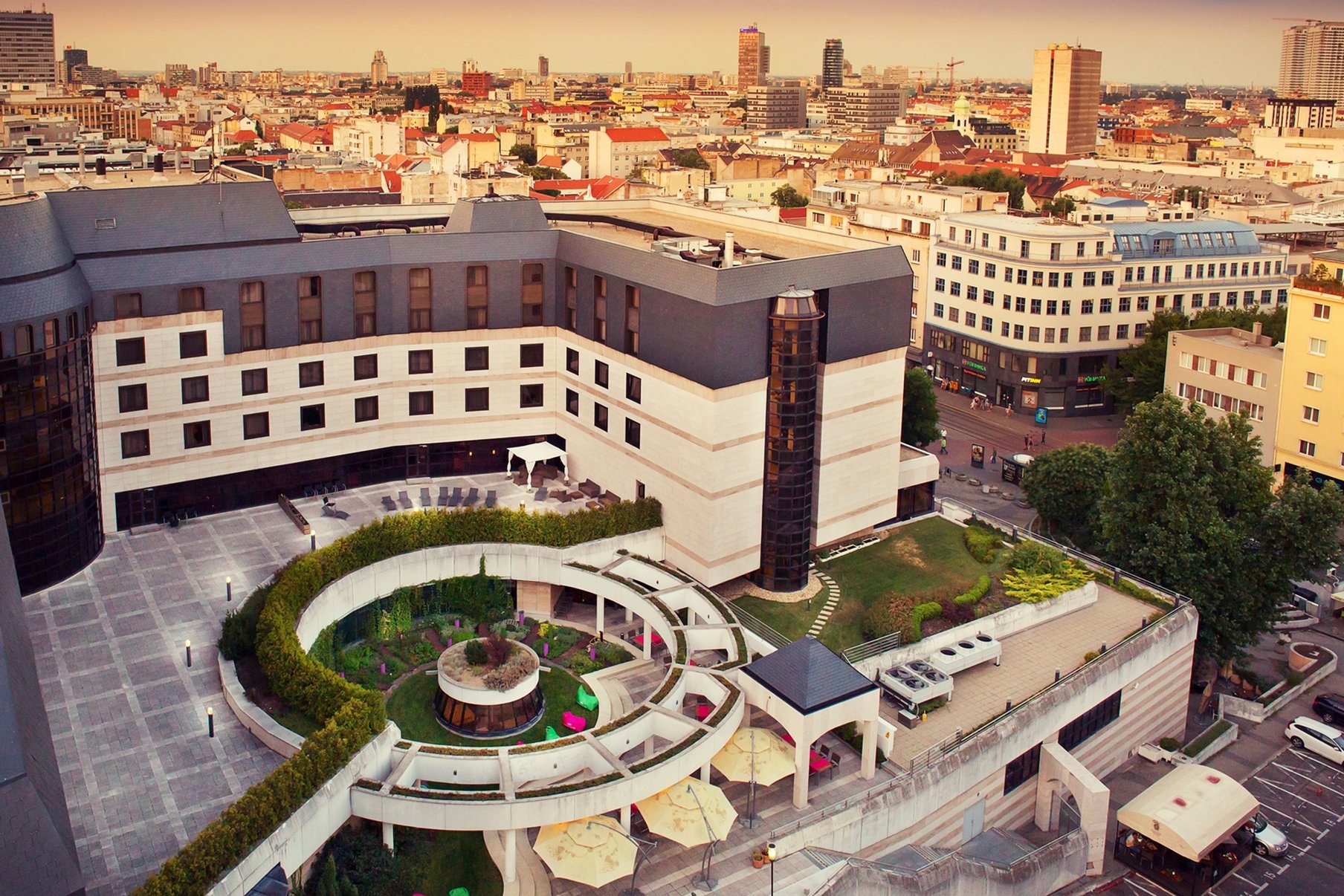 CROWNE PLAZA BRATISLAVA 5/74