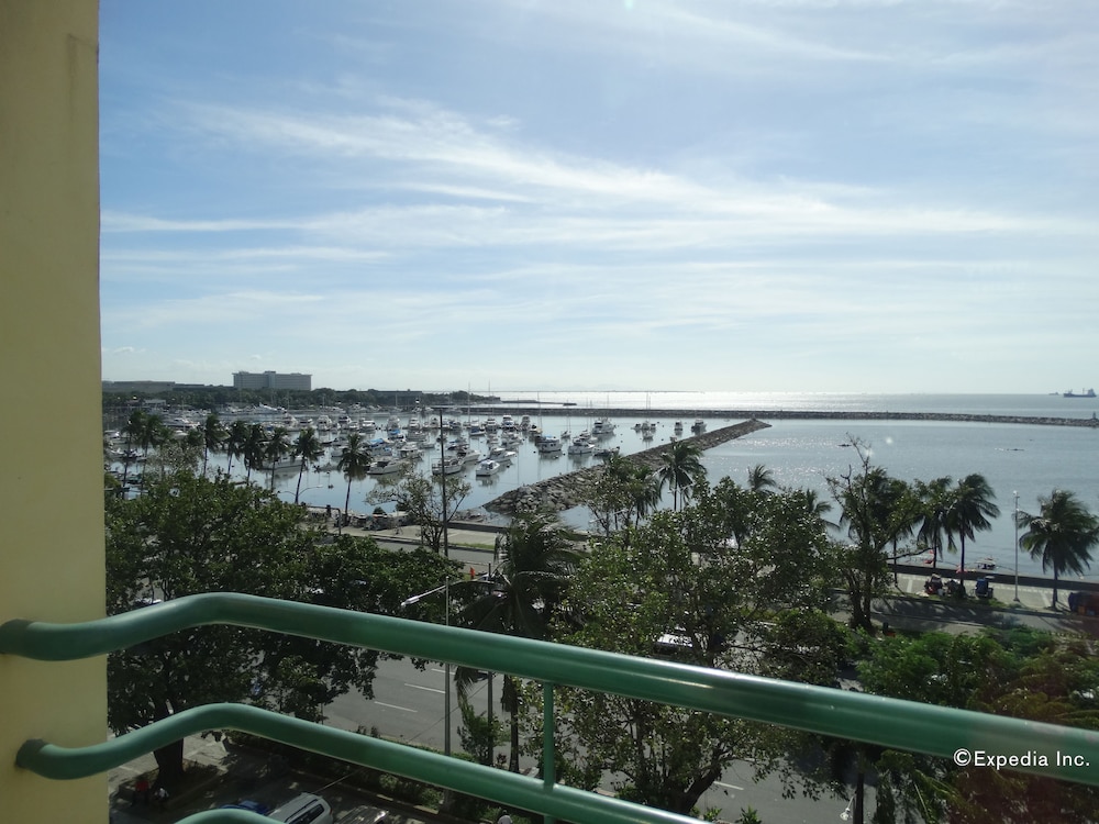 Aloha Hotel 45/48