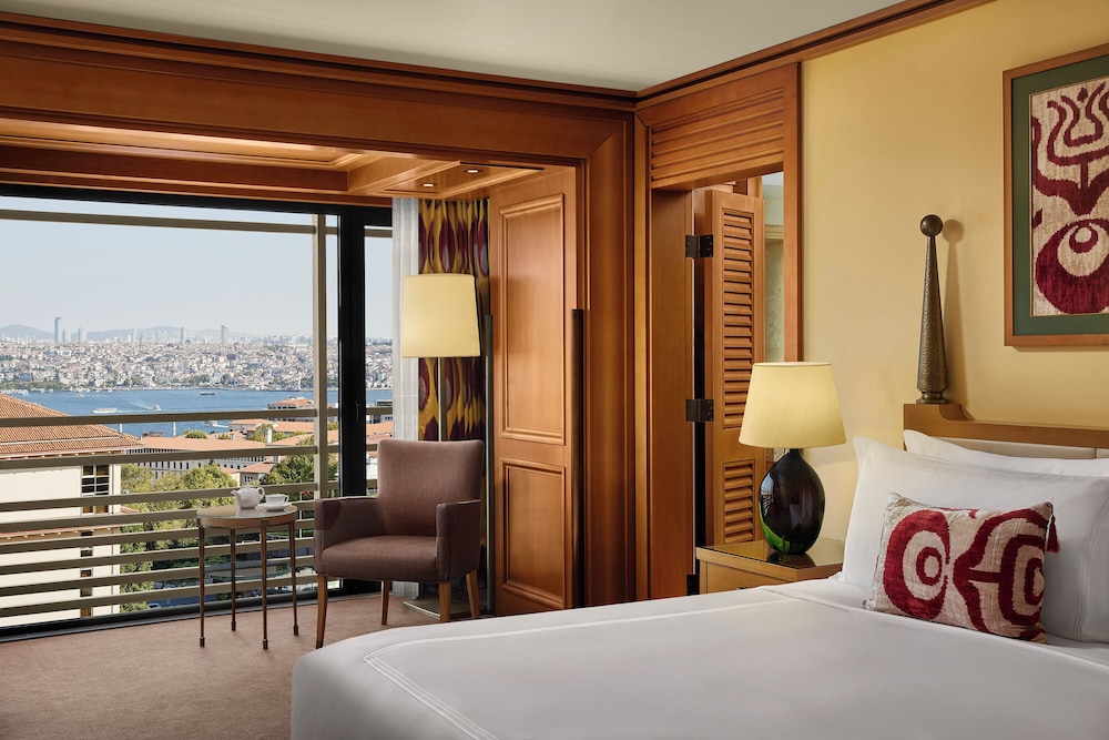 DELUXE, KING BED, PARTIAL SEA VIEW