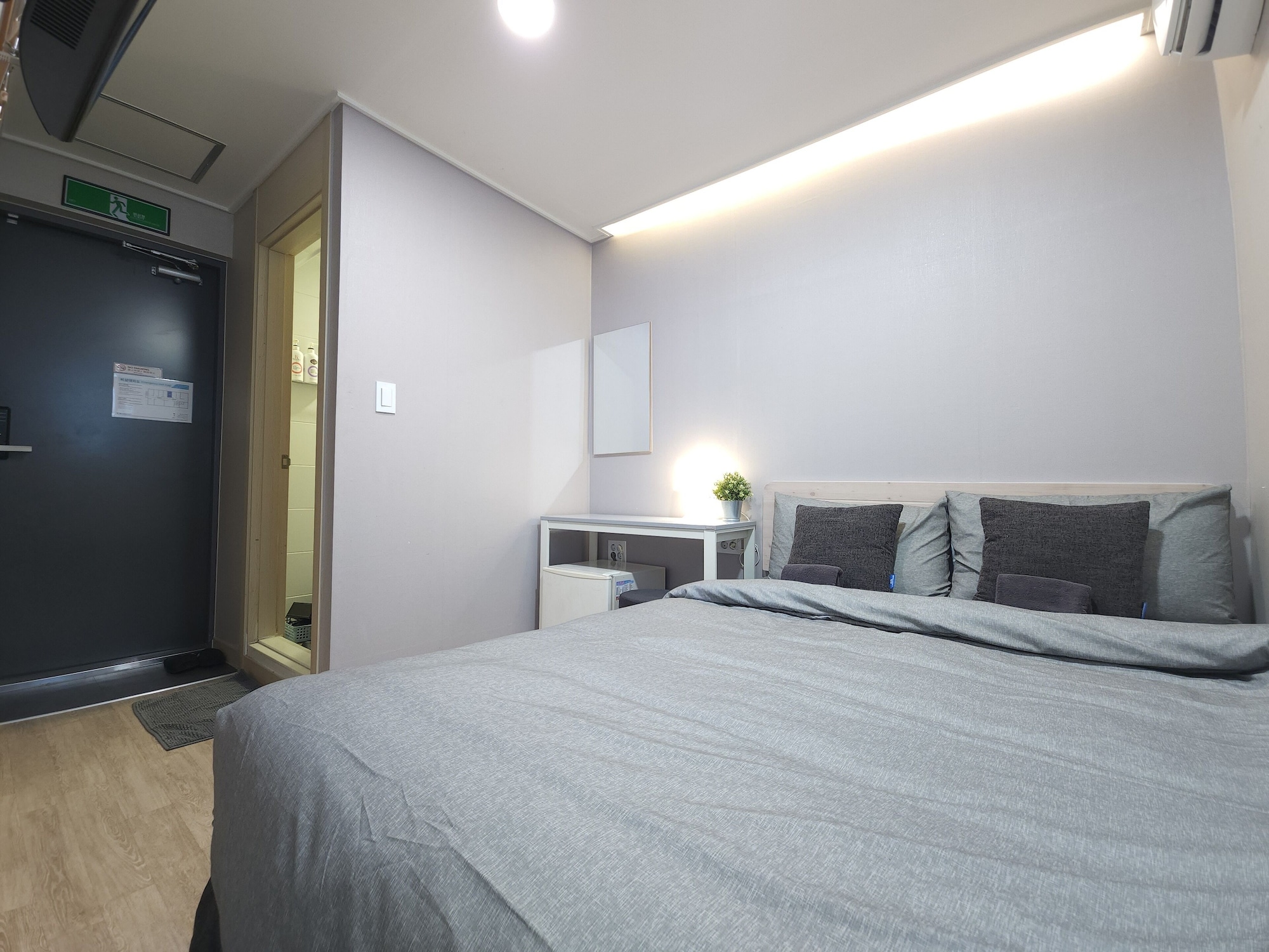 ROOM, DOUBLE BED