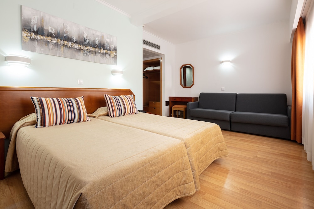 ROOM, QUADRUPLE