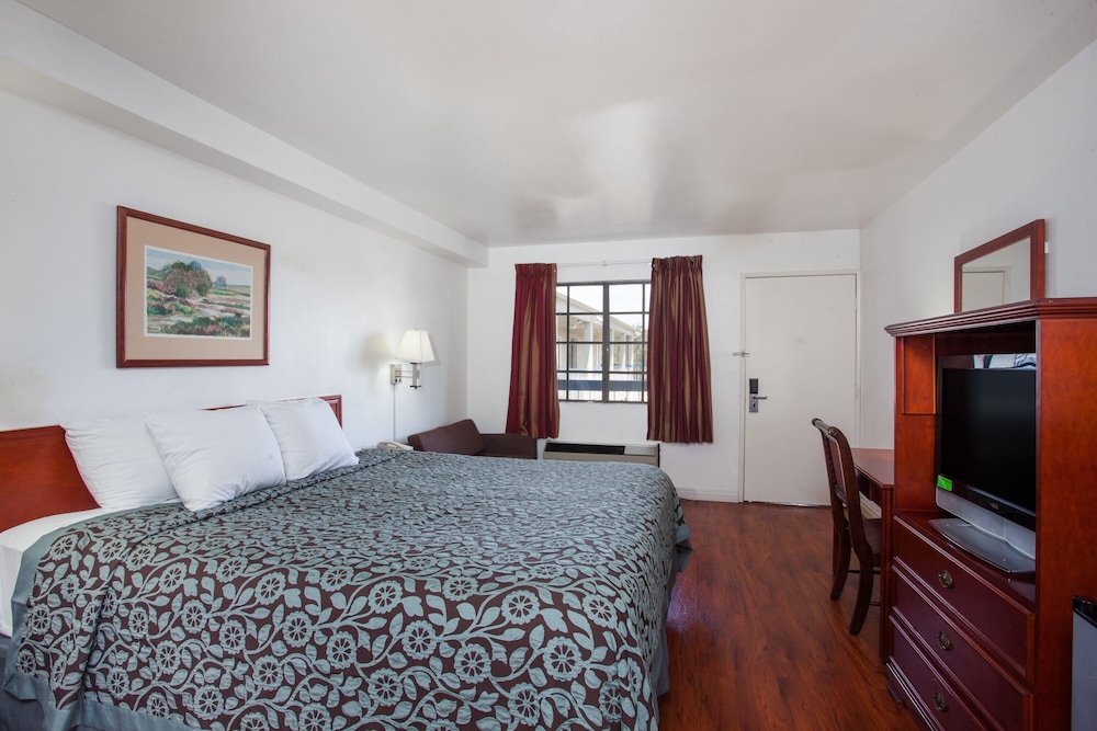 Days Inn By Wyndham Orange Anaheim 7/20
