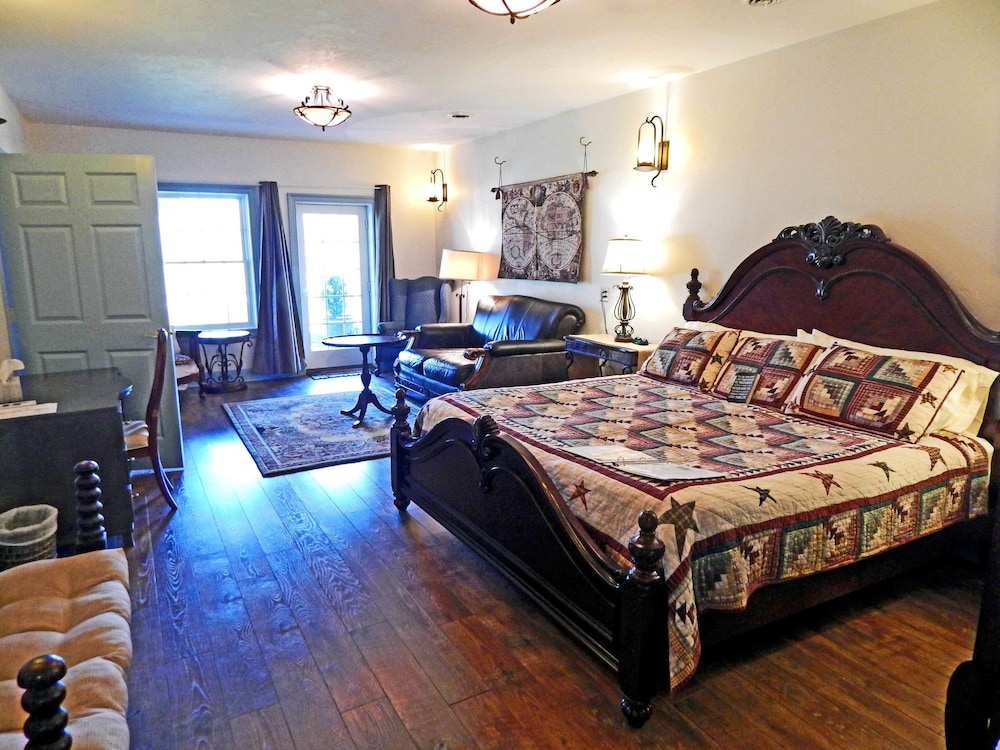 Hideaway, King Bed، Battlefield Bed &amp; Breakfast Inn 5/10
