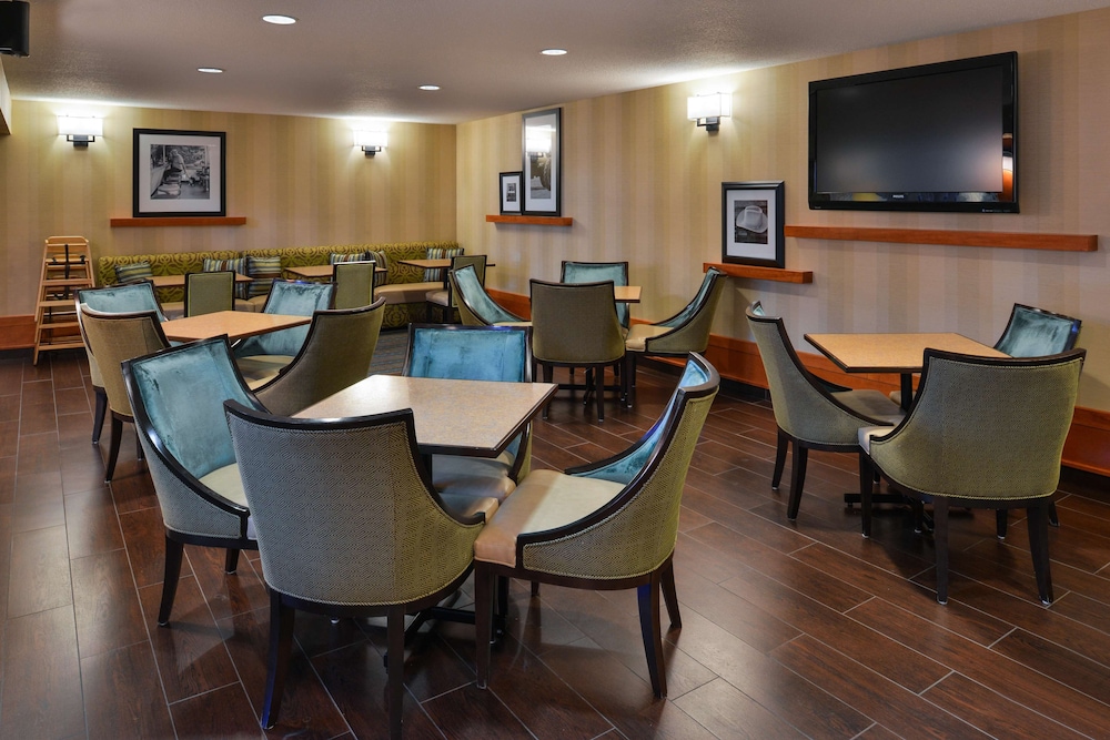 Hampton Inn & Suites By Hilton Calgary- University Northwest 47/61