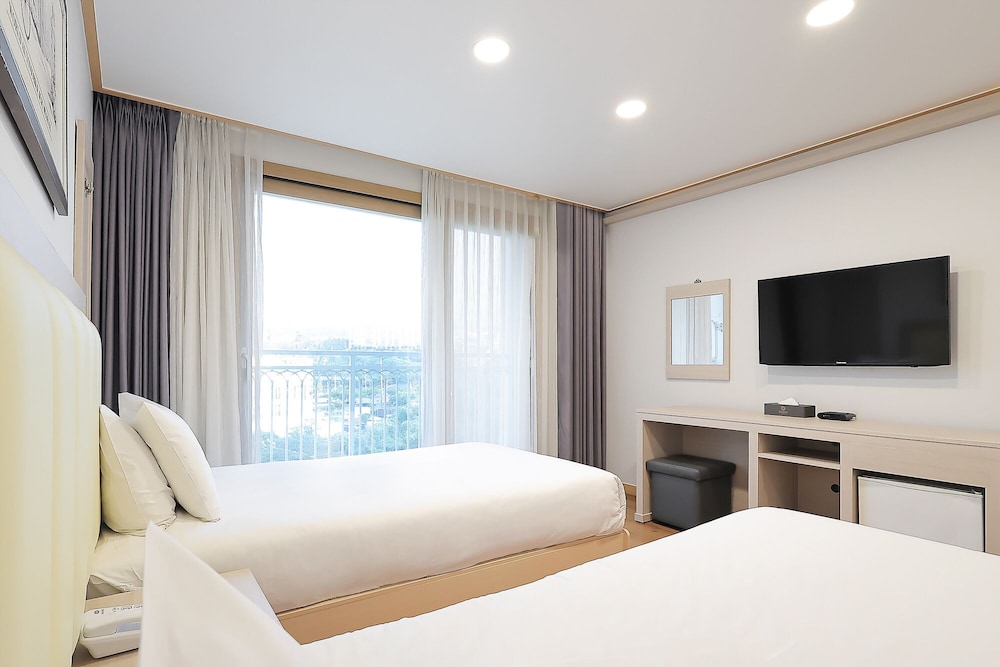 ROOM, TWIN BEDS