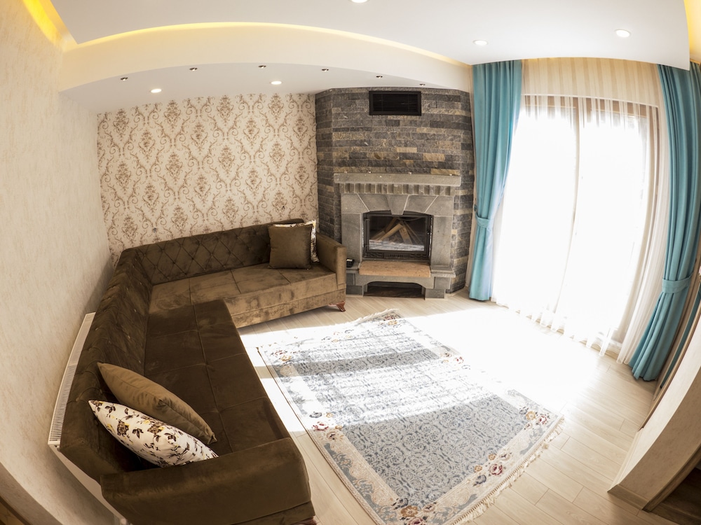Elif Inan Motel 34/50