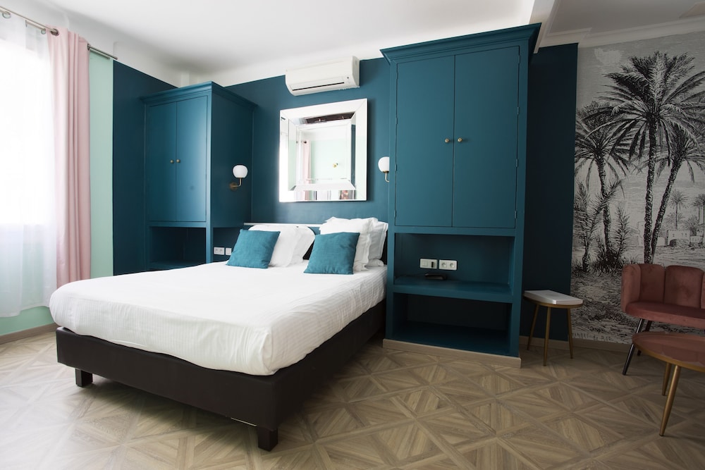 Hotel Mademoiselle 12/50