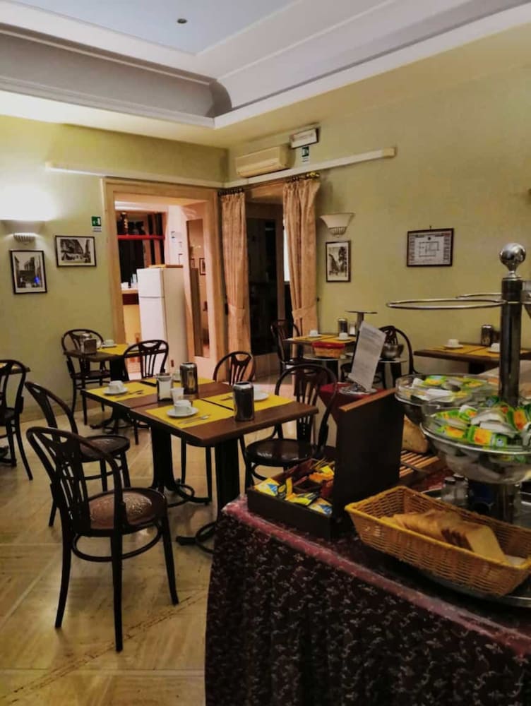 Hotel Dina 43/53