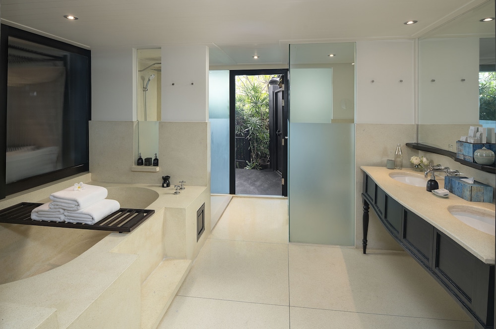 Pool, Luxury, Suite, King Bed, Beach Front