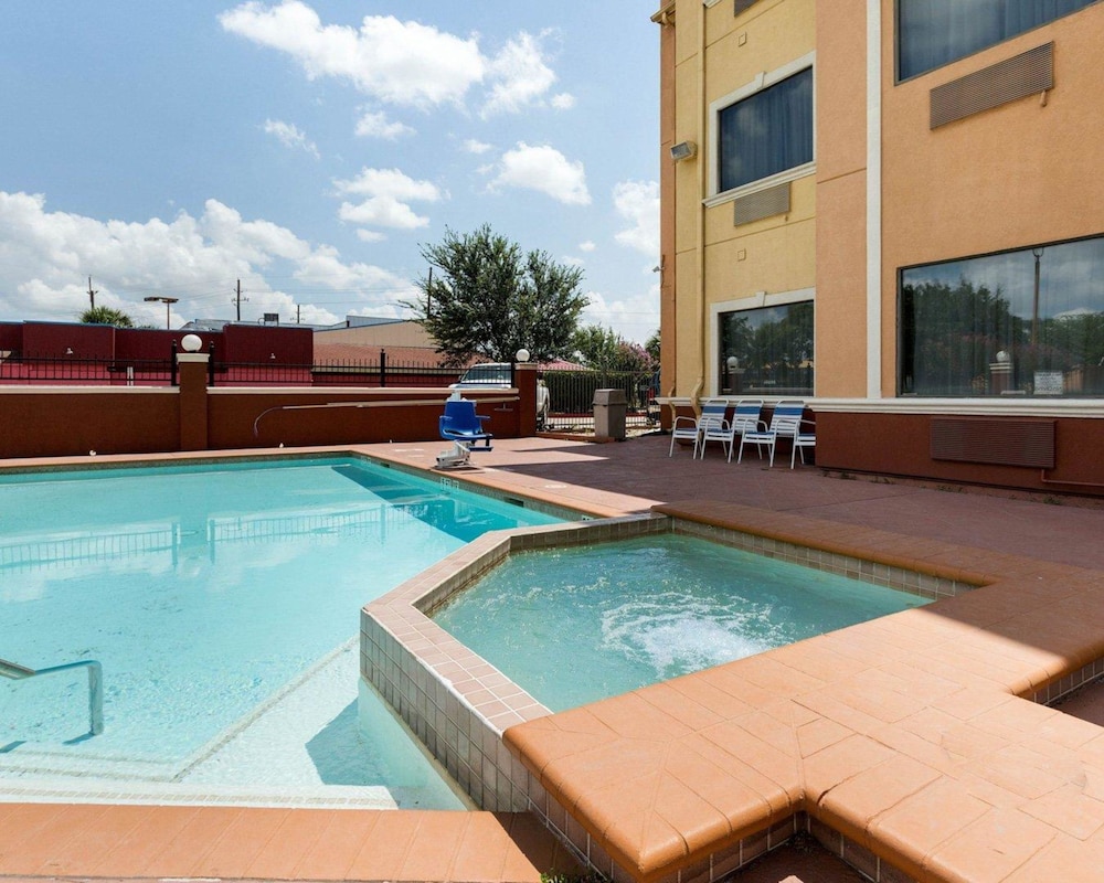 Quality Suites Houston NW Cy-Fair photo5
