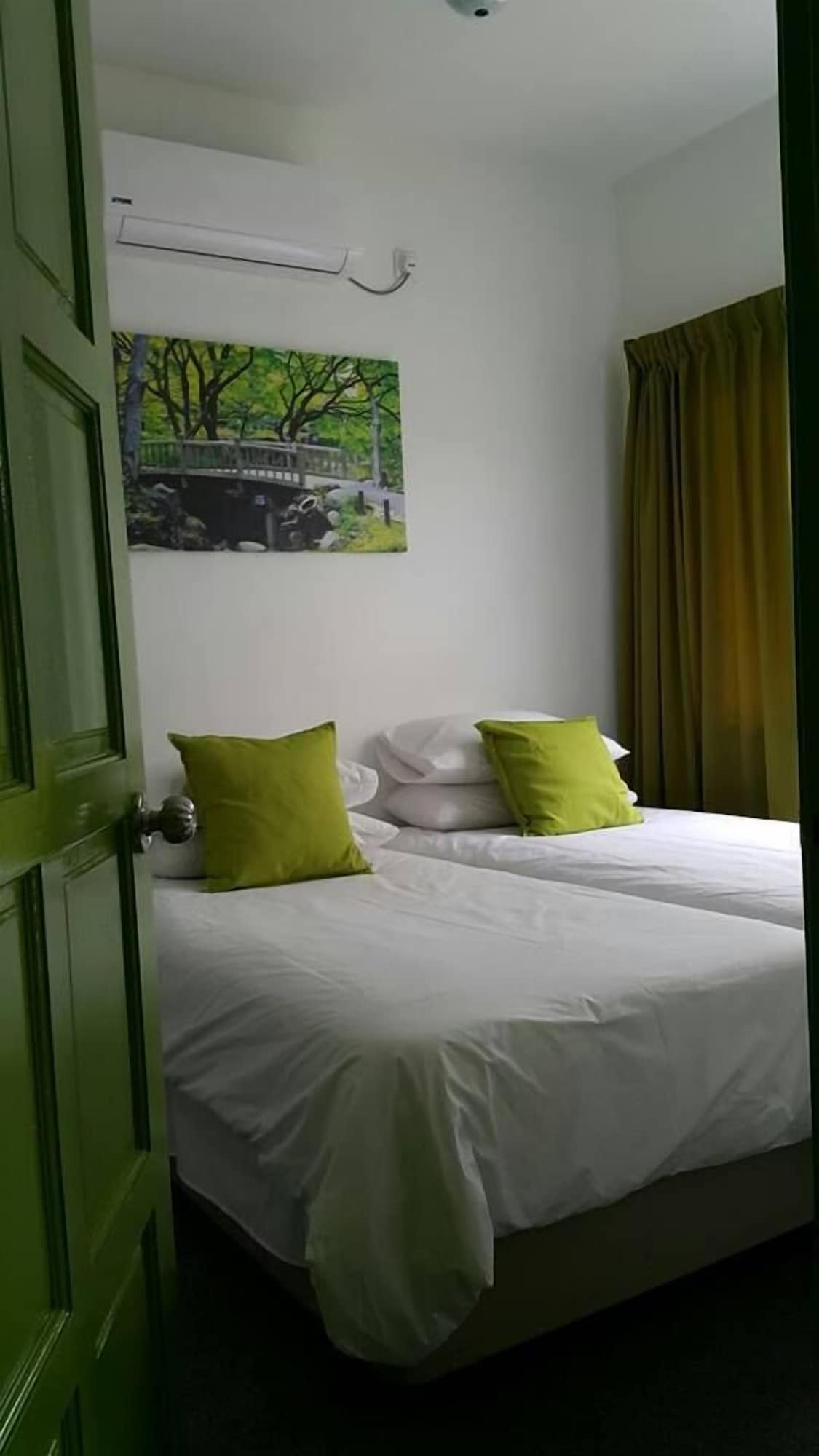 ROOM, TWIN BEDS