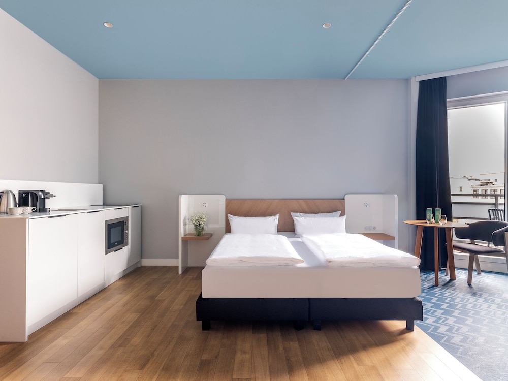 Studio, King Bed, Sofa, Balcony, Kitchenette, Xl