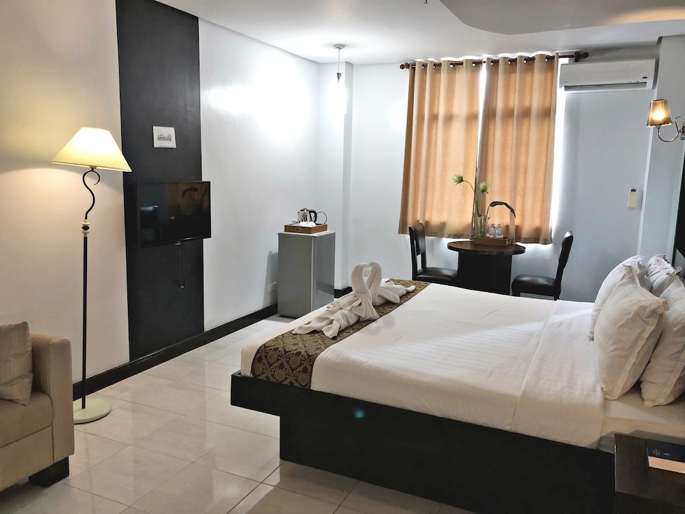 Ninong's Hotel 24/41