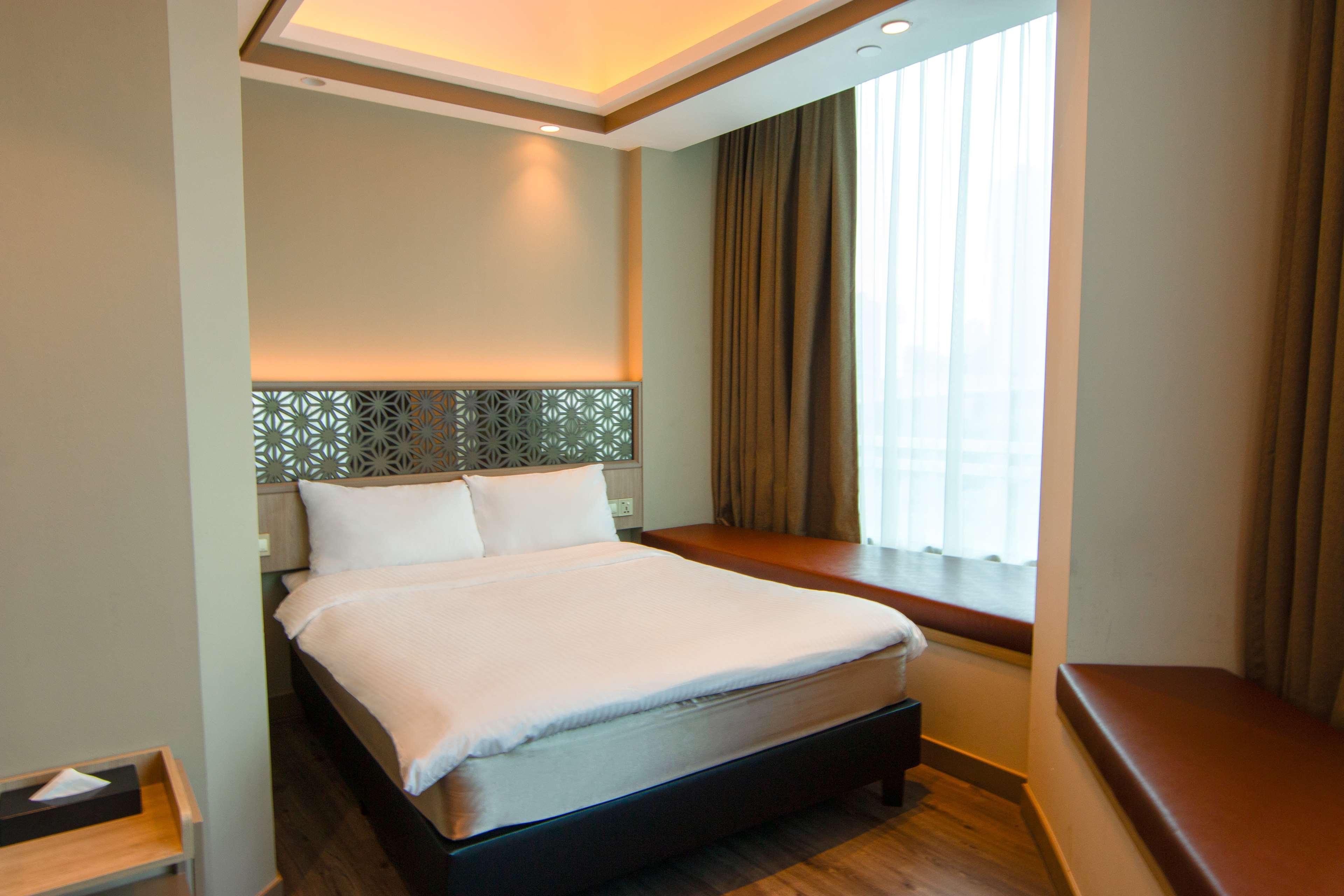 Aqueen Prestige Hotel Jalan Besar 17/42