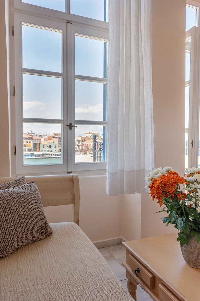 Pandora Suites 34/58
