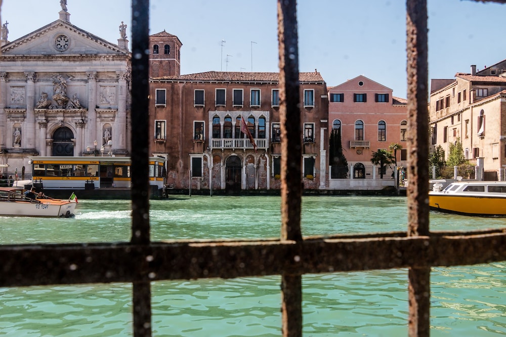 Admiral Emo Palace Over Canal Grande 40/50