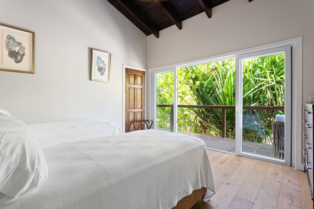 Island, House, Twin Beds, Partial Ocean View
