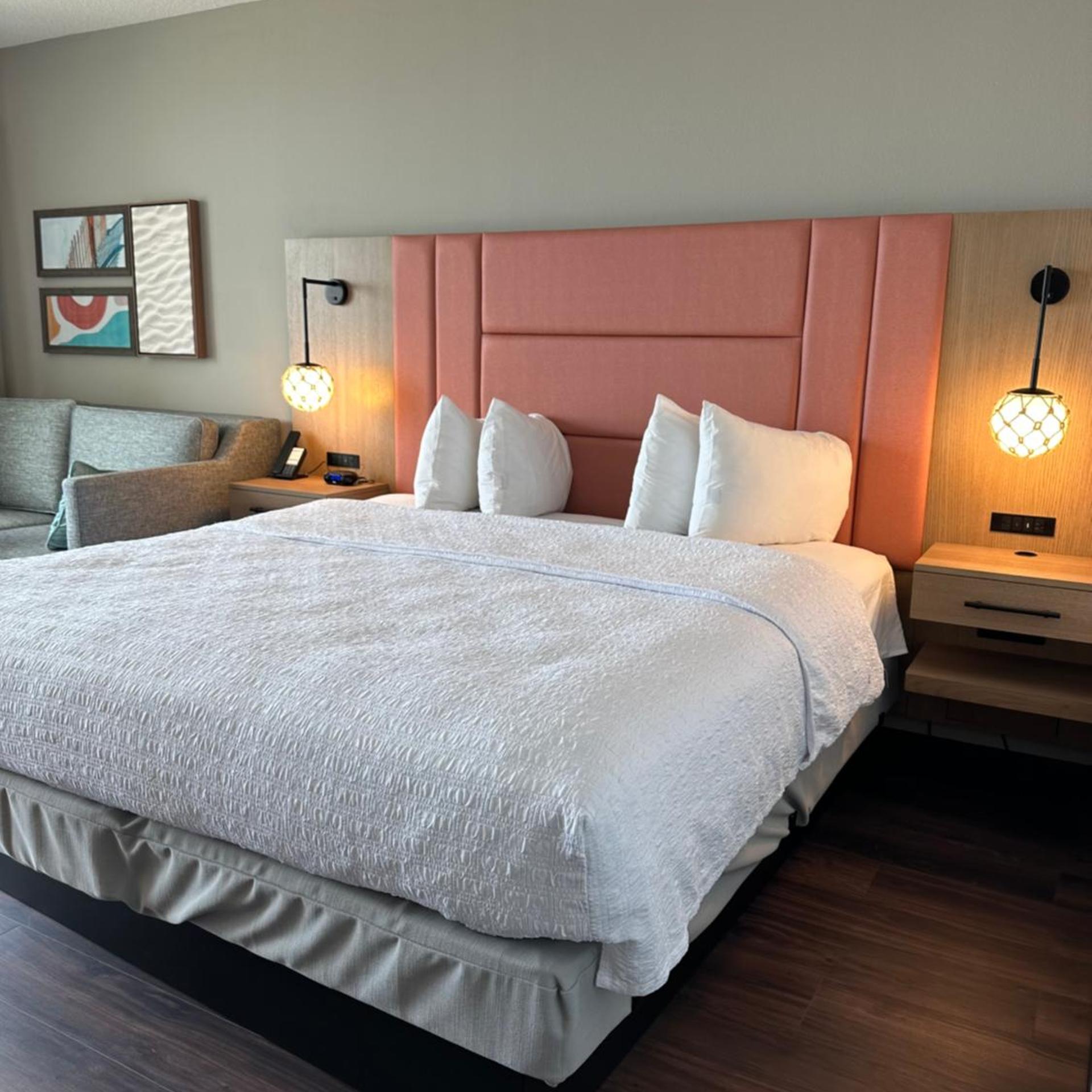 ROOM, KING BED, PARTIAL OCEAN VIEW, SOFA