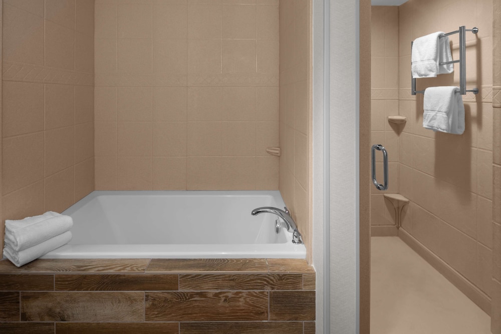 HILTON GARDEN INN SALT LAKE CITY AIRPORT 22/77