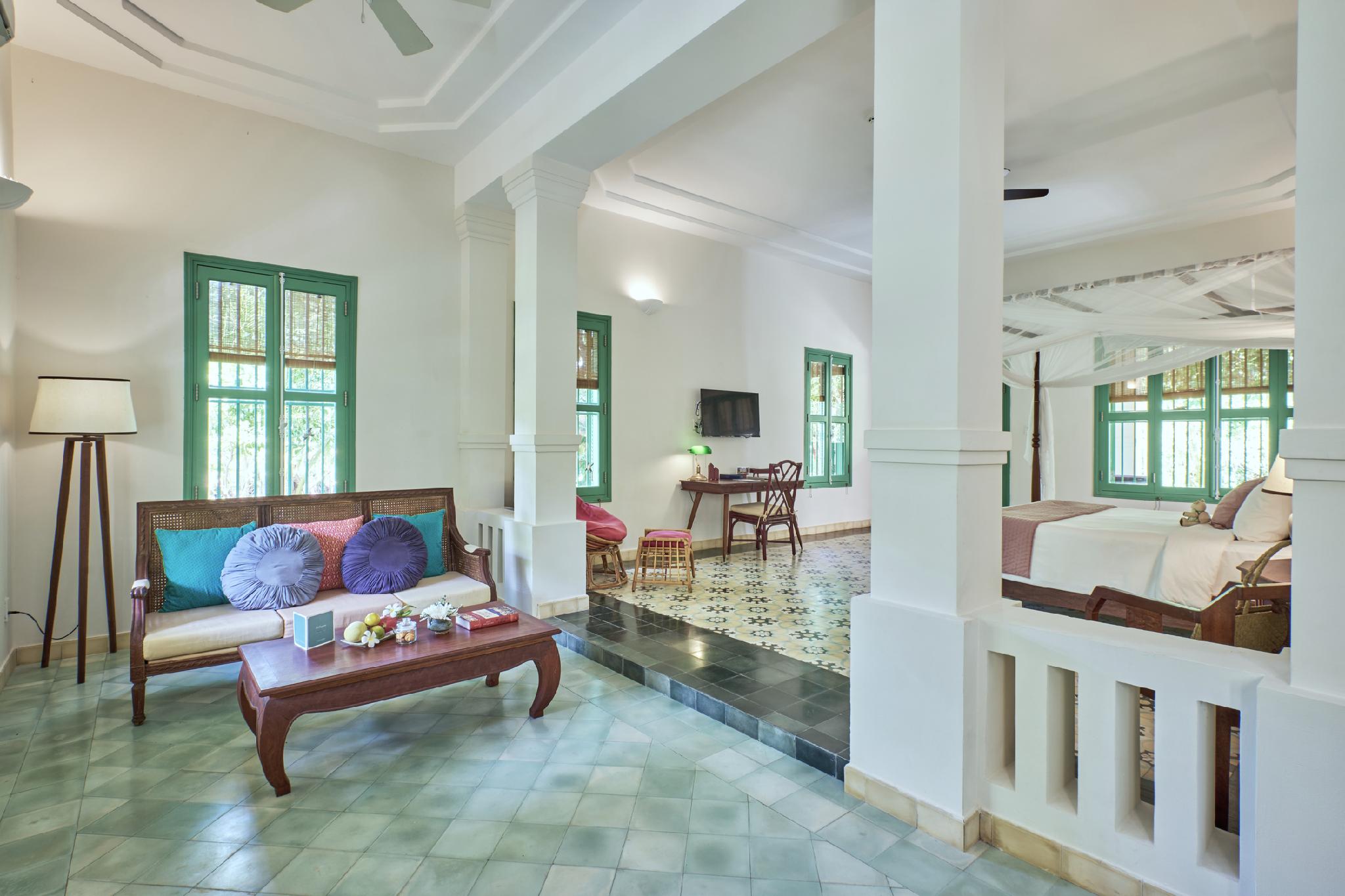 Colonial, Suite, King Bed