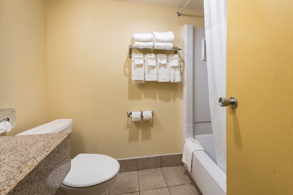 Quality Inn & Suites Cincinnati Uptown Norwood 20/45