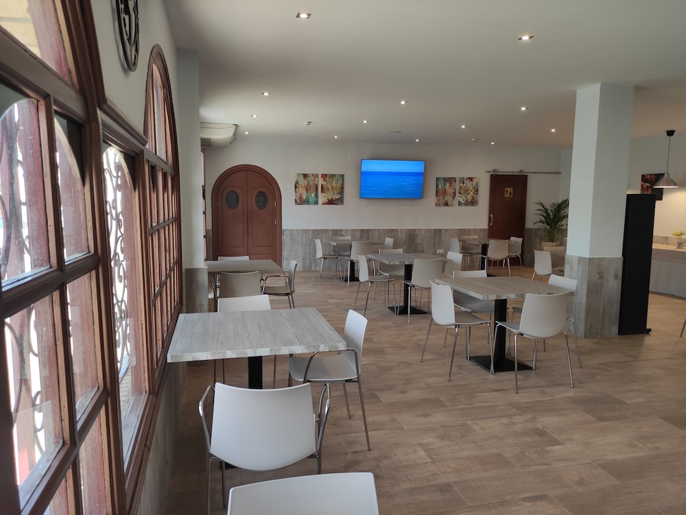 APARTAMENTOS TURISTICOS PUERTA DEL SUR 25/27