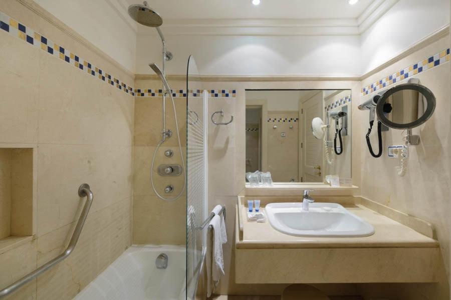 Classic, Double or Twin Bed, with Extra Bed, Side Sea View، Playa Victoria 9/10