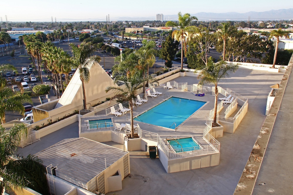 LA Crystal Hotel 67/69