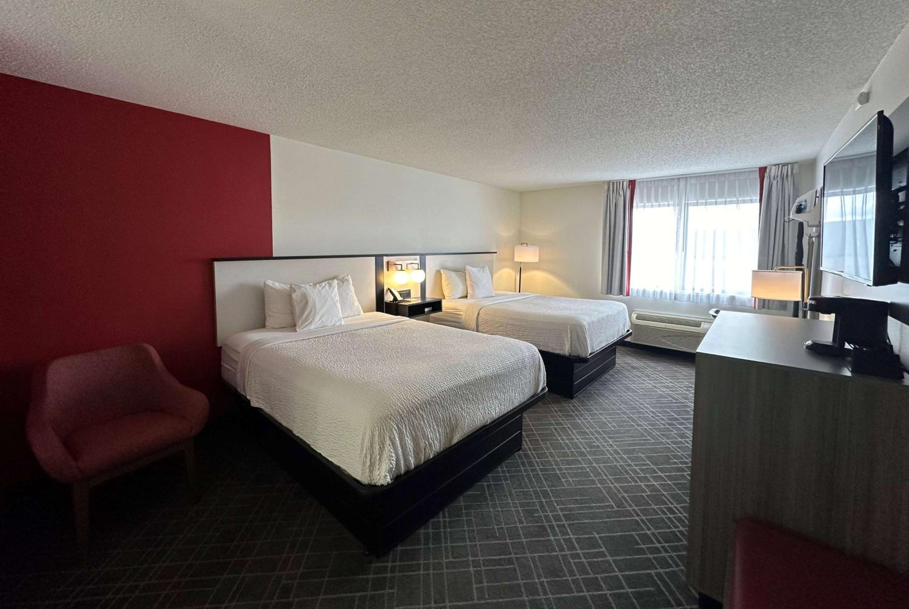 غرفة بسريرين كوين بحوض استحمام لذوي الإعاقة، Ramada by Wyndham Waupaca 4/10