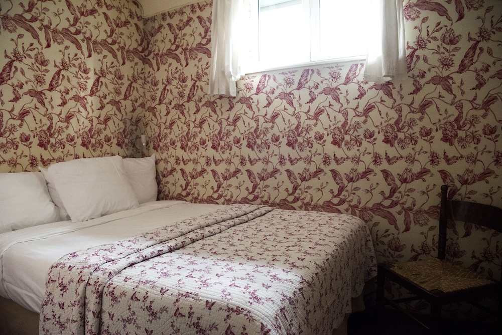 SEMI BASEMENT, ECONOMY, DOUBLE BED
