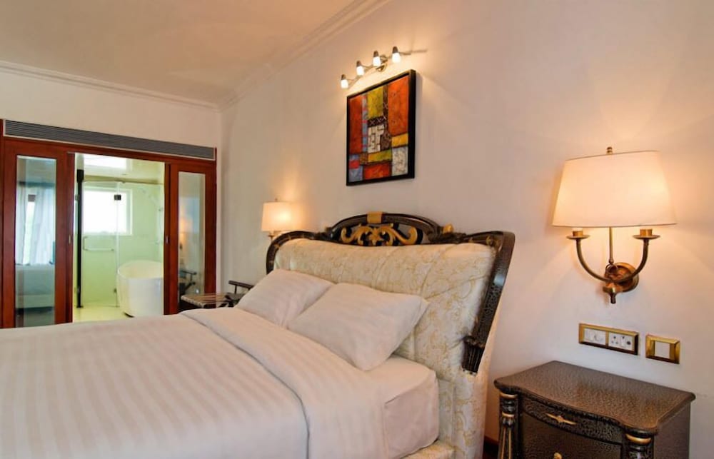 White Pearl Suites by Rosetum 17/62