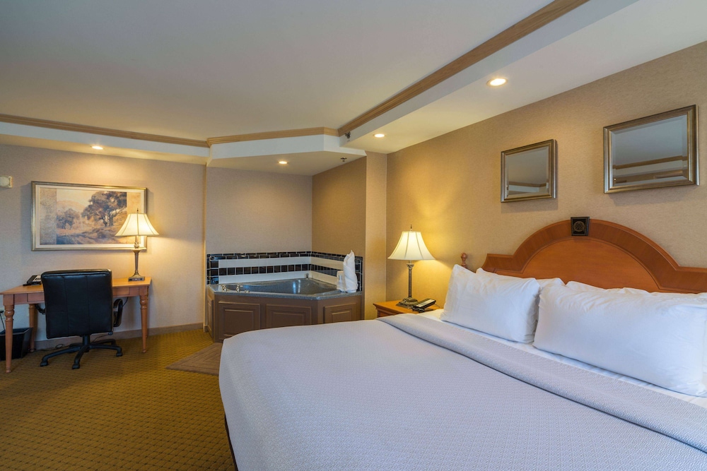SUITE, KING BED