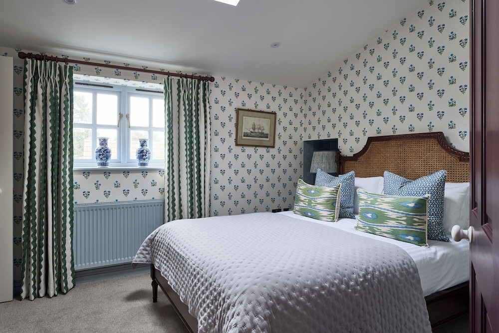 3 Bedrooms, 2 Double Beds, Sofa, 35 Building