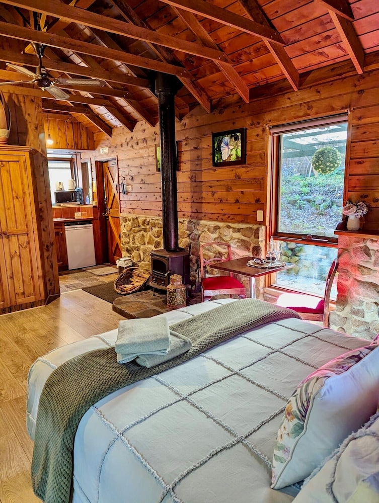 Green, Cottage, Queen Bed
