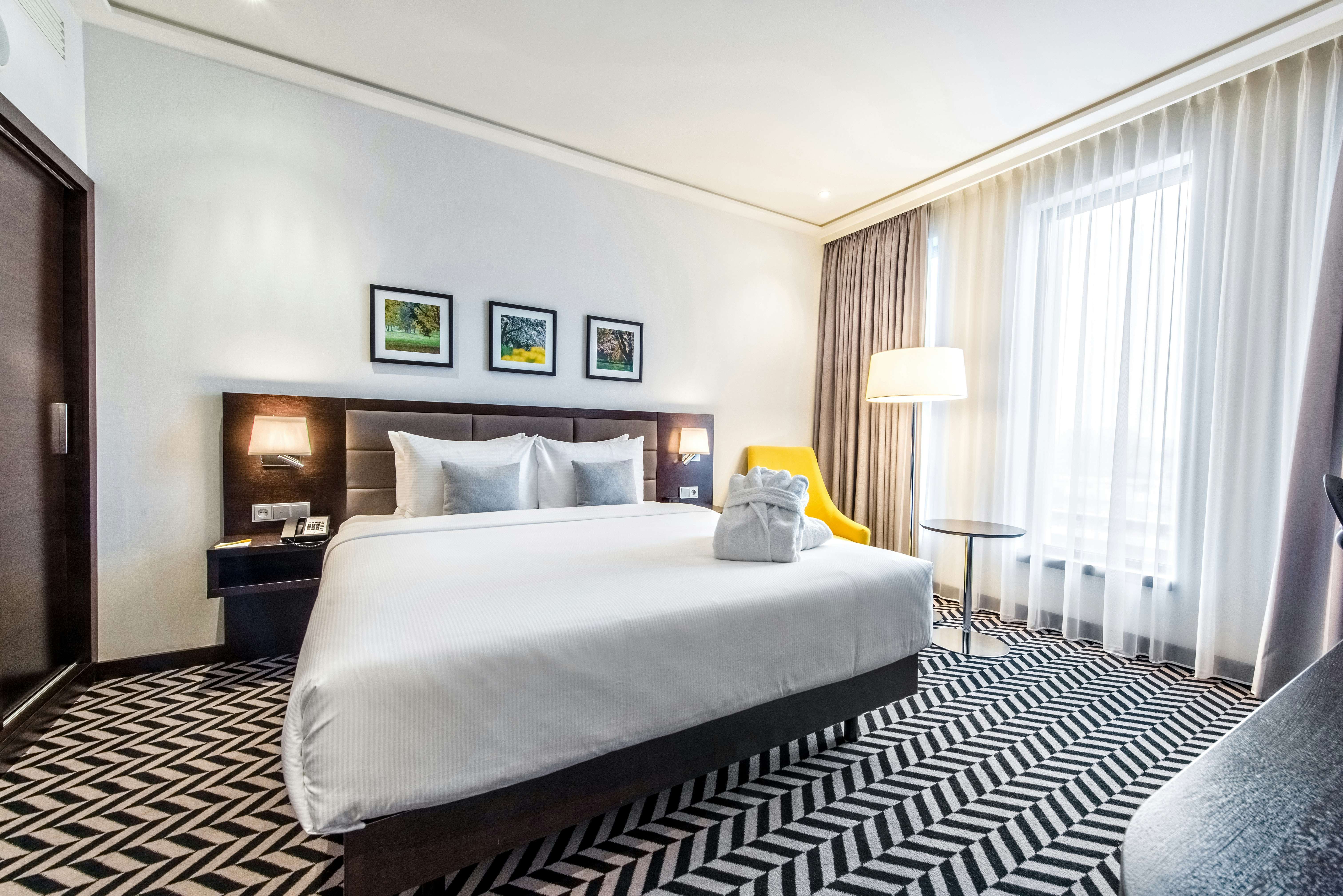 1 BEDROOM, SUITE, KING BED