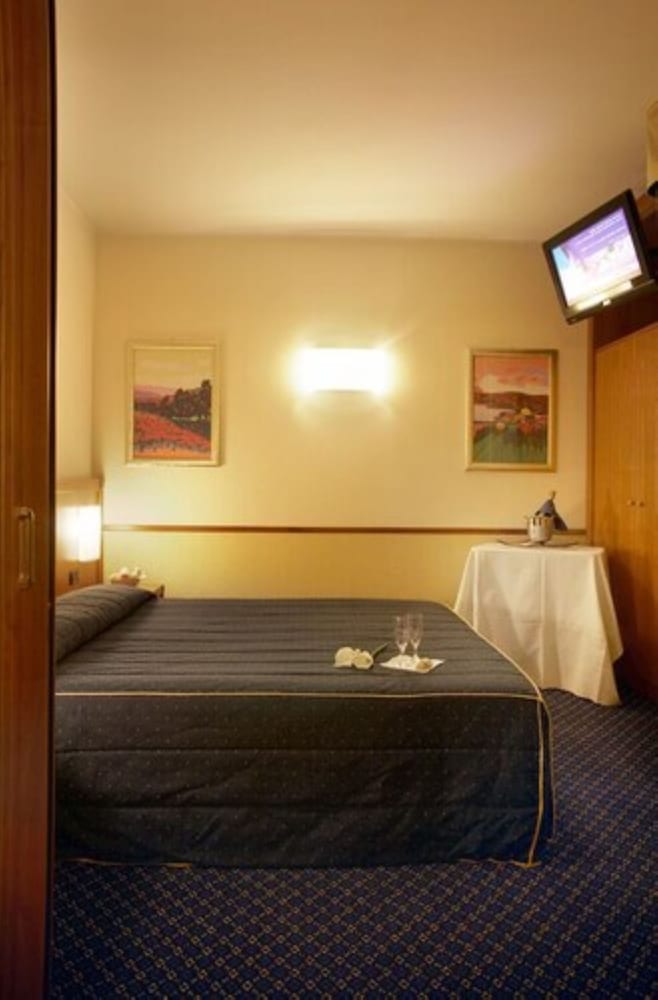 SUITE, DOUBLE BED, WITH EXTRA BED
