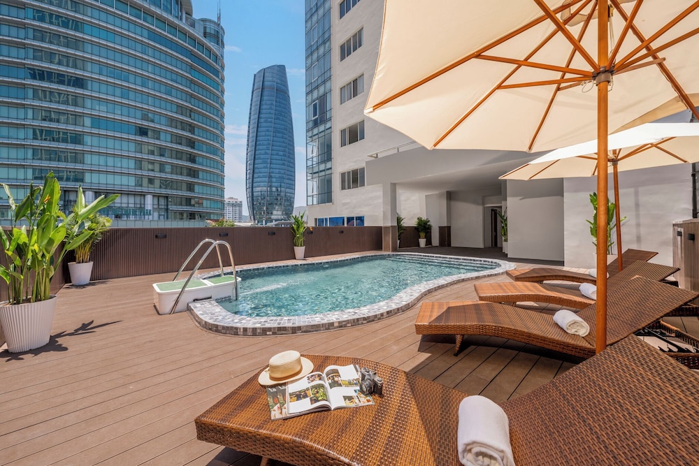 Da Nang Petro Hotel 65/71