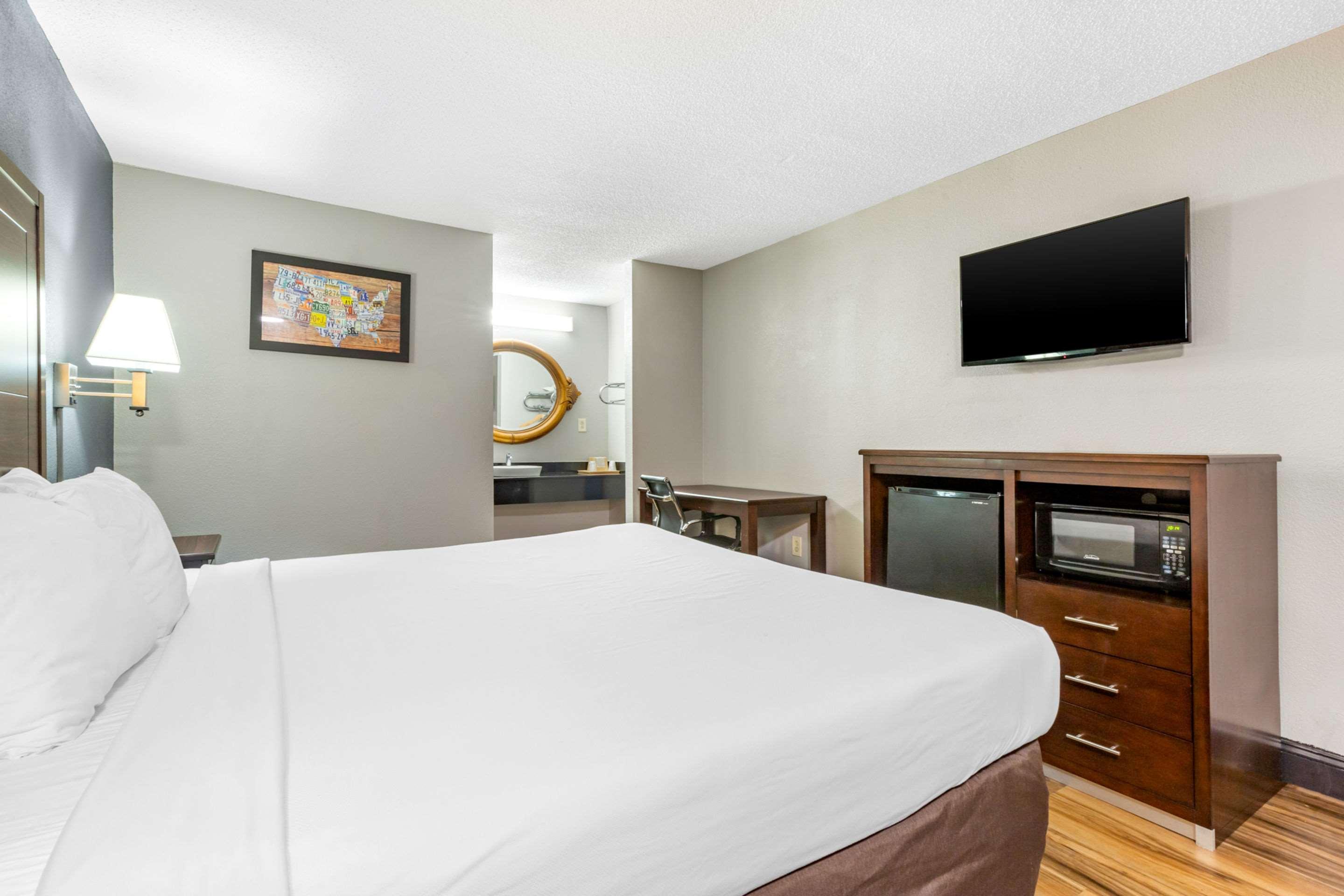 غرفة بسرير كينج، Econo Lodge Rock Hill Northeast 2/4