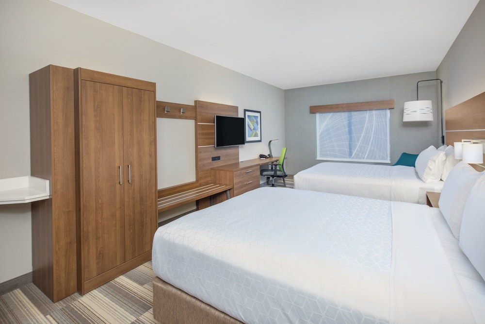 Holiday Inn Express Hotel & Suites Surprise 17/57