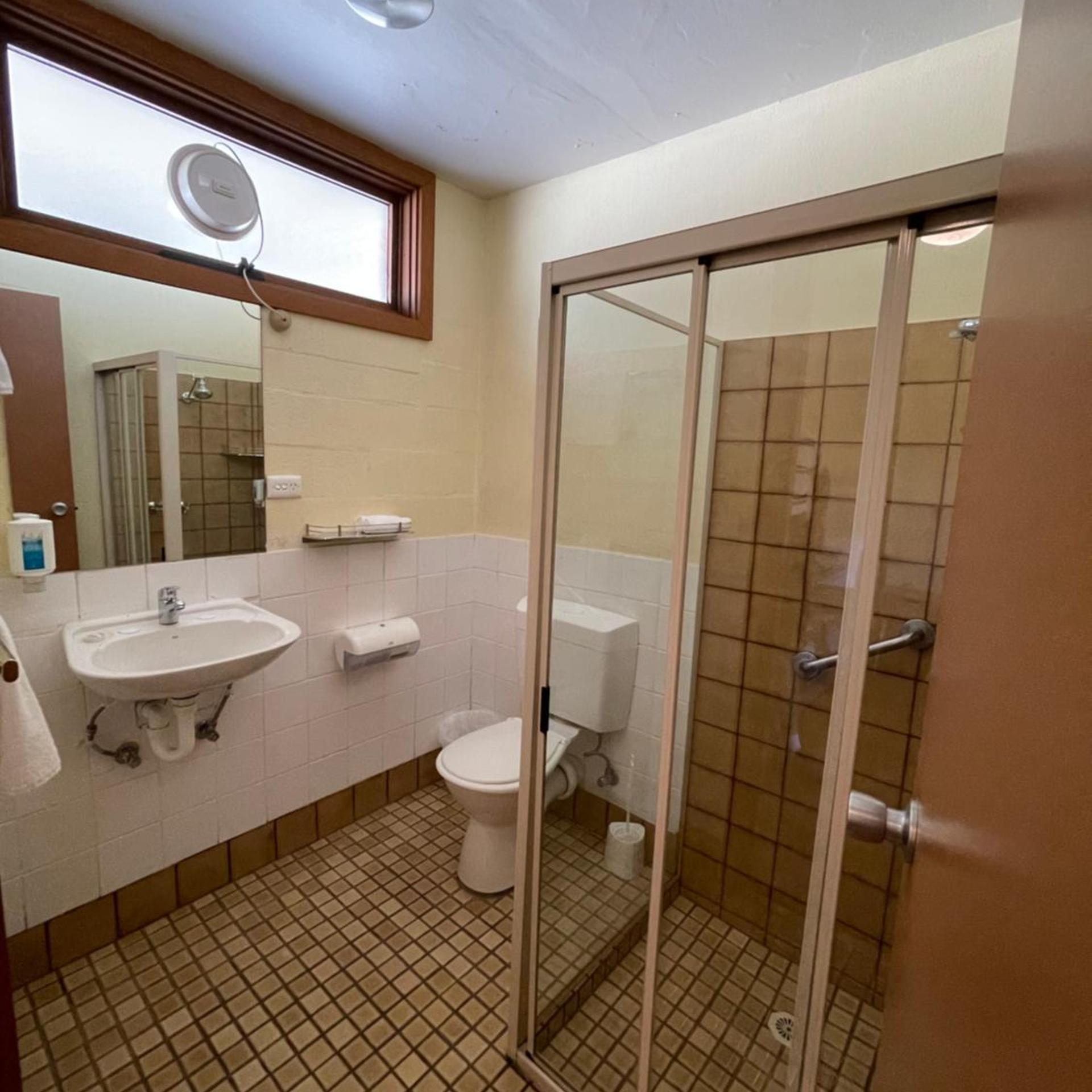 MOUNTAIN CREEK MOTEL 50/50