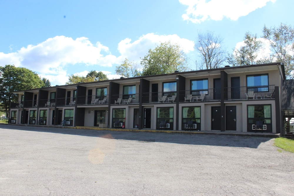 Bancroft Inn and Suites 2/39
